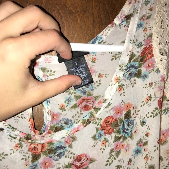 Floral Crop Top! - Picture 2 of 2